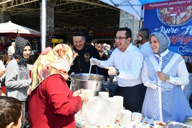 Aşure kazanları rahmet için kaynadı