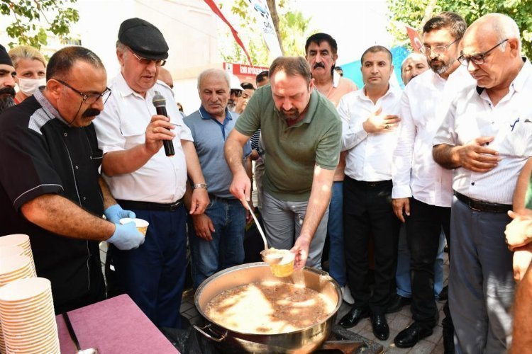 İzmir Çiğli’de aşure lokması ikramı