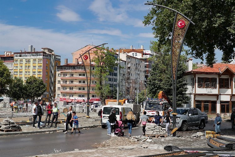 Kütahya Zafer Meydanı’nda aydınlatma montajı başladı