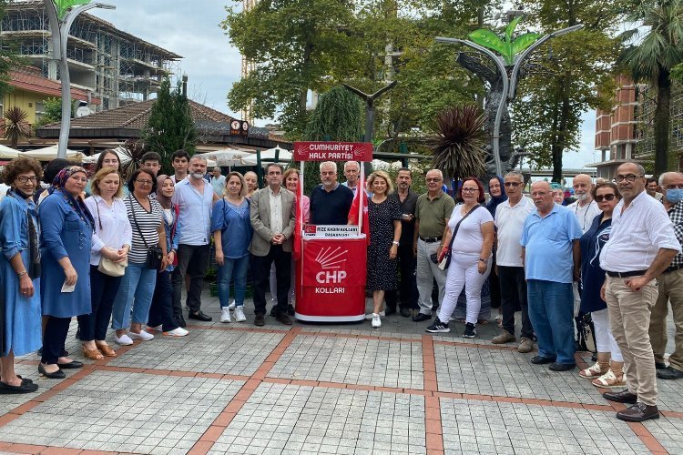 Rize’de CHP’liler Memişağa Parkı’nda aşure dağıttı