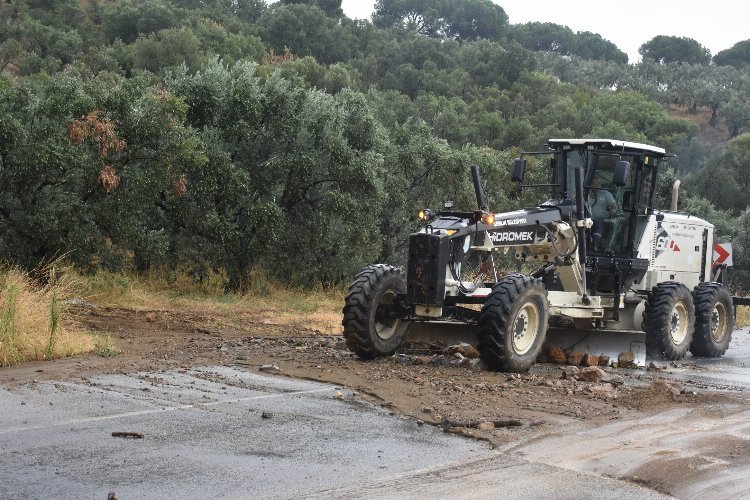 Bursa Gemlik’te yağıştan kapanan yola anında müdahale