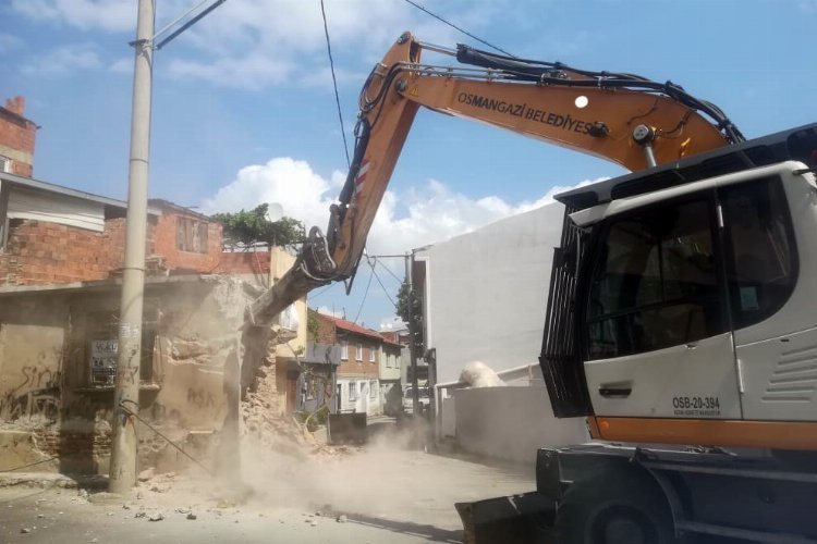 Bursa Osmangazi’de 2 tehlikeli metruk daha yıkıldı