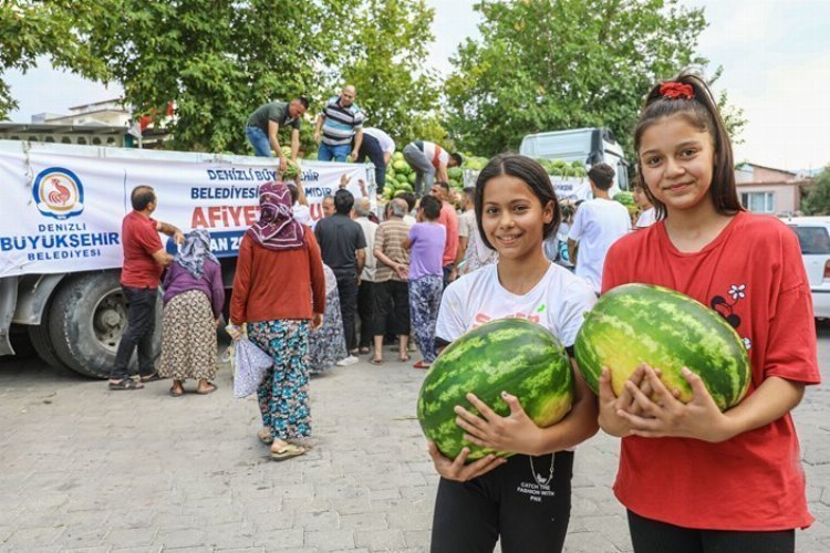 Karpuzcu Lider vatandaşın sofrasını serinletti, çiftçiyi güldürdü