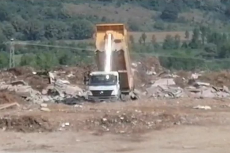 Kocaeli Büyükşehir Belediyesi İzmit’in yerine kaçak moloz dökerken yakalandı!