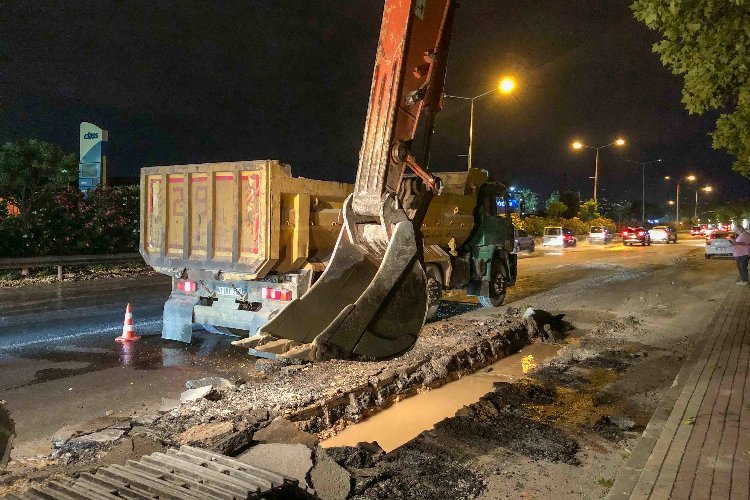 Kocaeli İzmit’te su birikintilerine gece mesaisi