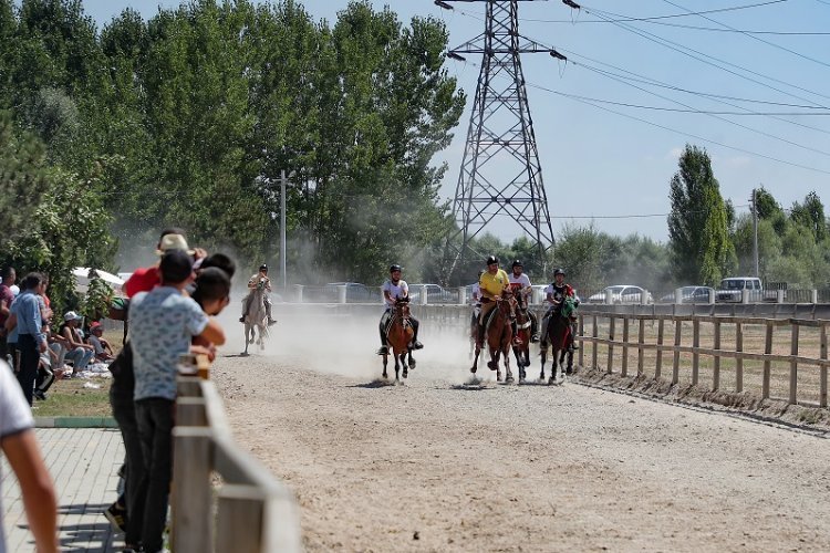 Kütahya’da ‘rahvan at’ yarışları ilgisi