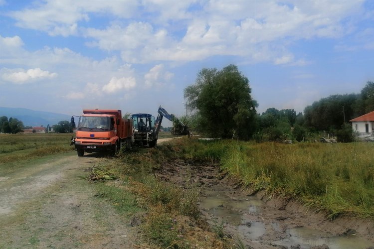 Kütahya’da yağmur suyu tahliye sınırlarında paklık