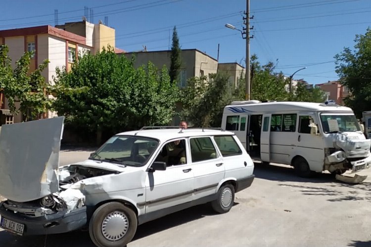 Adıyaman’da yolcu minibüsü arabayla çarpıştı: 4 yaralı