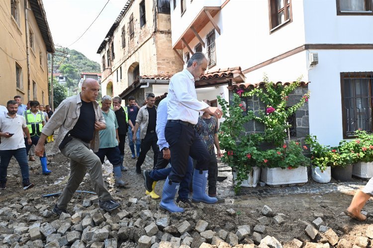 Bursa Mudanya’da sel sonrası hayat olağana dönüyor… Kumyaka’da kapsamlı paklık sürüyor