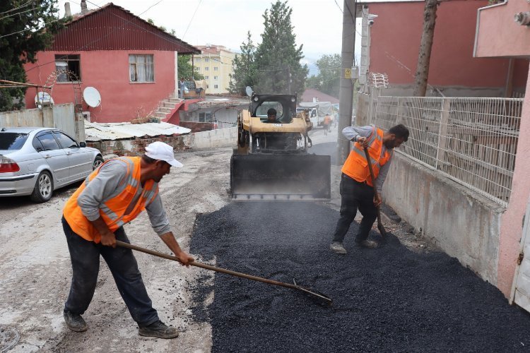 İzmit’te Tavşantepe’nin deforme yollarına tamirat