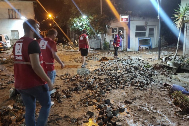 Kızılay gönüllüleri Mudanya’daki selzedelerin gereksinimini gideriyor