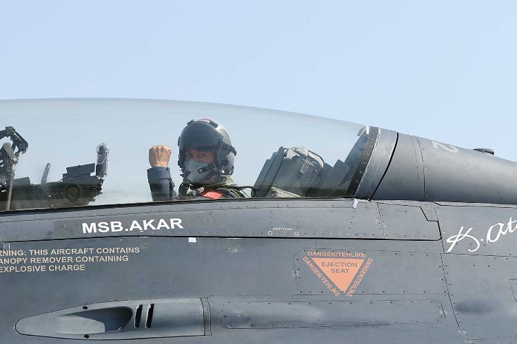 Bakan Akar F-16’nın kokpitinde!