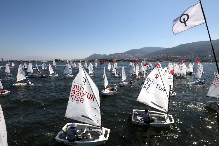 İzmir Körfezi’nde ‘Kurtuluş’a yelken açtılar