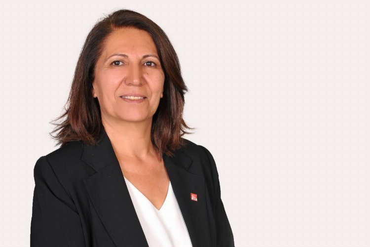 Kocaeli Çayırova’da Suna Çınar başkanlığa talip oldu