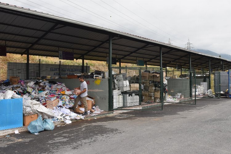 Bursa Yıldırım’da eski kitaplar kırtasiyeye dönüştü