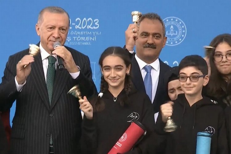 Cumhurbaşkanı Erdoğan ve Bakan Özer birinci ders zilini birlikte çaldılar