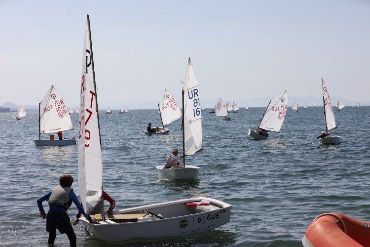 İzmir Narlıdere’de yelken yarışlarına rekor iştirak