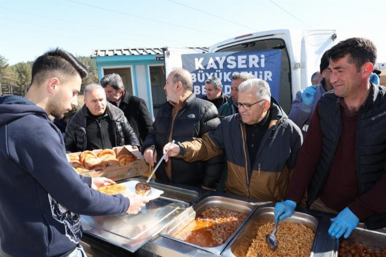 Zelzele bölgesinde iftar Kayseri Büyükşehir’den