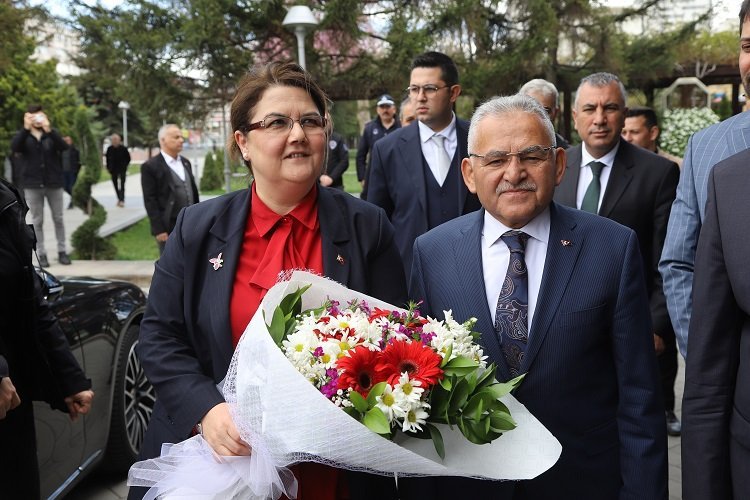 Bakan Yanık’tan Memduh Büyükkılıç’a ziyaret